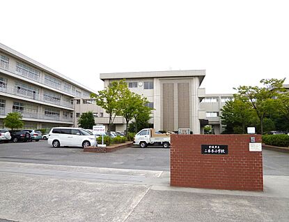安城市立二本木小学校 900m