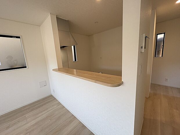 【カウンター付きのキッチン】キッチンにはカウンターが付いています。作業中に物を置いて置いたり、季節のお花やインテリアを置いておくこともできます。