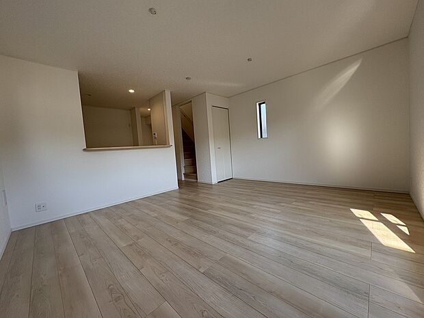 【南面のLDK】南面に大きな窓のあるLDKは陽当たり良好です。