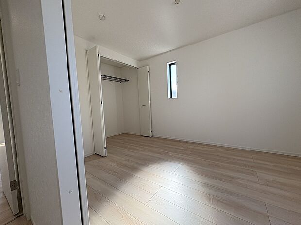 【各居室】各居室には、収納が付いているのでスッキリお使いいただけます。