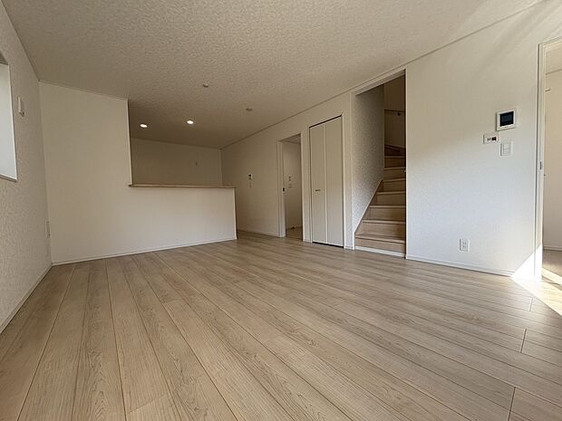 【陽当たり良好のLDK】大きな窓ガラスがあるのでどの時間帯も陽当たりが良く、明るいLDKです。収納も2ヵ所あるので、スッキリとお使いいただけます。