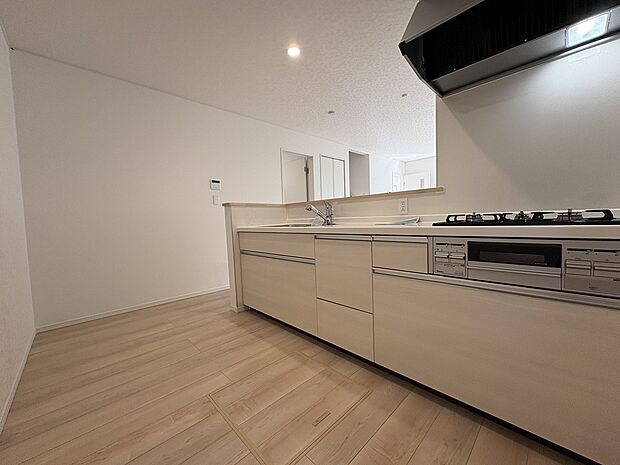 【機能性たっぷりのキッチン】作業台が広く、収納もたっぷりあるため快適にお料理ができます。また、三口のガスコンロなので同時並行での作業も可能です。