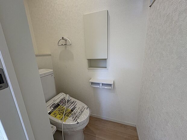 【トイレ】トイレにも収納が付いているので、サニタリー用品やお掃除道具などを収納することができます。