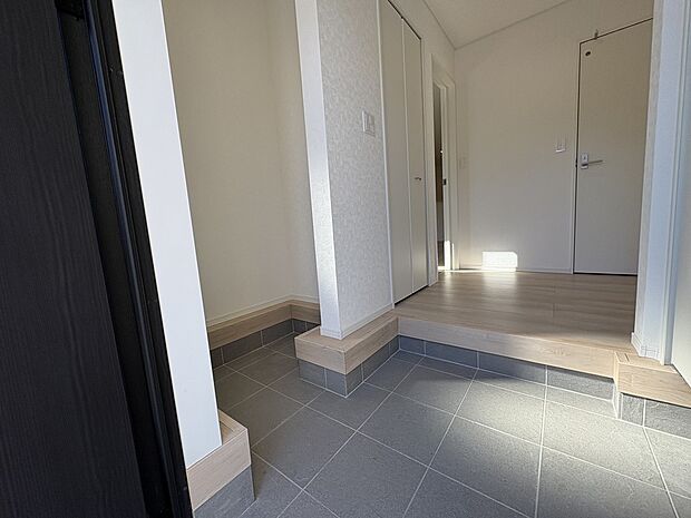 【便利な玄関スペース】玄関にも収納スペースがあるので、お子さまの遊び道具やカー用品、ガーデニング用品、アウトドア用品などをスッキリと収納できます。中に収納棚を設置して、整理することもできます。