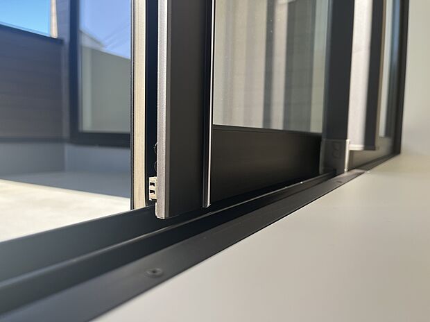 【全居室ペアガラス】全ての居室の窓にペアガラスを採用しています。外気温の影響を受けづらいので、一年を通して快適にお過ごしいただくことができます。