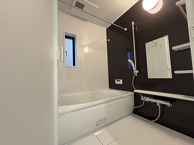 【浴室乾燥機能】雨が続きやすい梅雨の時期や、洗濯物が乾きづらい冬などに活躍する浴室乾燥機能。急な洗濯物にも大変便利な機能です。物干し竿がついているので、ハンガーをそのままつるして乾かすことができます。