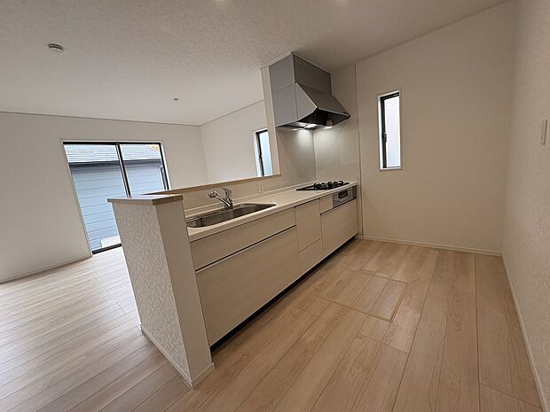 【機能性たっぷりのキッチン】作業台が広く、収納もたっぷりあるため快適にお料理ができます。また、三口のガスコンロなので同時並行での作業も可能です。