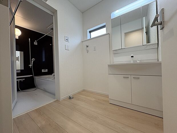 【三面鏡タイプの洗面台】三面鏡の後ろに収納がついているので、物が多くなりがちな洗面台周りをスッキリさせることができます。鏡合わせをすればご自身の後頭部も見られるので、ヘアアレンジなどもしやすいです。