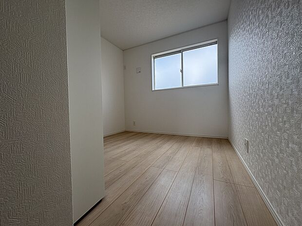 【各居室】各居室には、収納がついているのでスッキリお使いいただけます