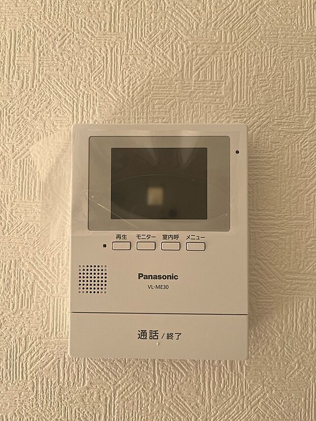 【TVモニター付きインターホン】カラーTV付きのインターホンは、来客相手の顔や声が直接見聞きできるので、防犯面では特に重要な設備です。女性やお子さまのいるご家庭では特に人気のある設備です。
