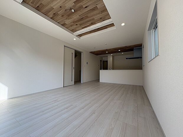 【陽当たり良好のLDK】大きな窓ガラスがあり2面採光なのでどの時間帯も陽当たりが良く、明るいLDKです。折り上げ天井部分と壁の一部をアクセントクロス仕様にしているので、開放感があります。南面の大きな窓はシャッター付きです