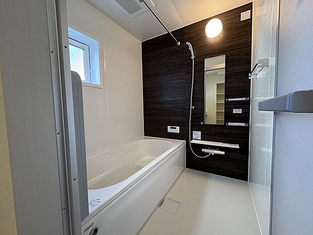 【浴室乾燥機】雨が続きやすい梅雨の時期や、洗濯物が乾きづらい冬などに活躍する浴室乾燥機能。急な洗濯物にも大変便利な機能です。物干し竿がついているので、ハンガーをそのままつるして乾かすことができます。