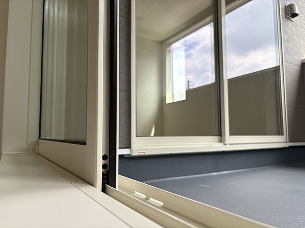 【全居室ペアガラス】全ての居室の窓にペアガラスを採用しています。外気温の影響を受けづらいので、一年を通して快適にお過ごしいただくことができます。