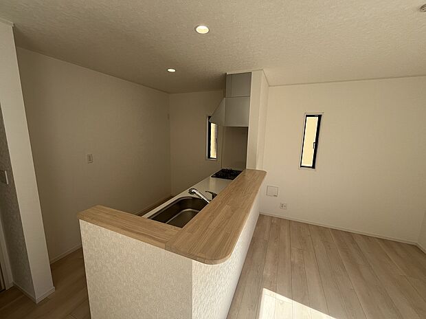 【カウンター付きのキッチン】キッチンにはカウンターがついています。作業中に物を置いておいたり、季節のお花やインテリアを置いておくこともできます。