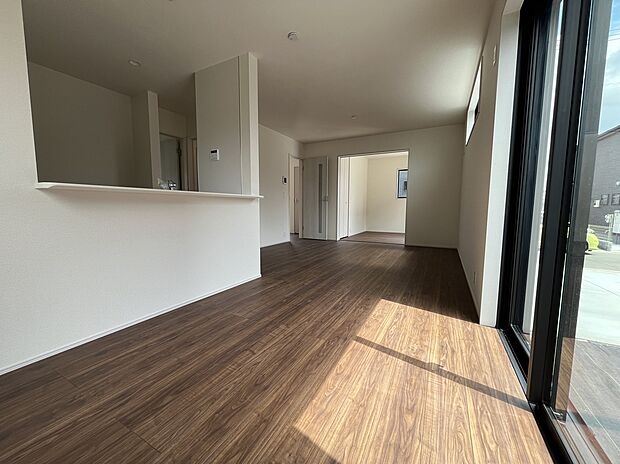 【南面のLDK】南面に大きな窓のあるLDKは陽当たり良好です