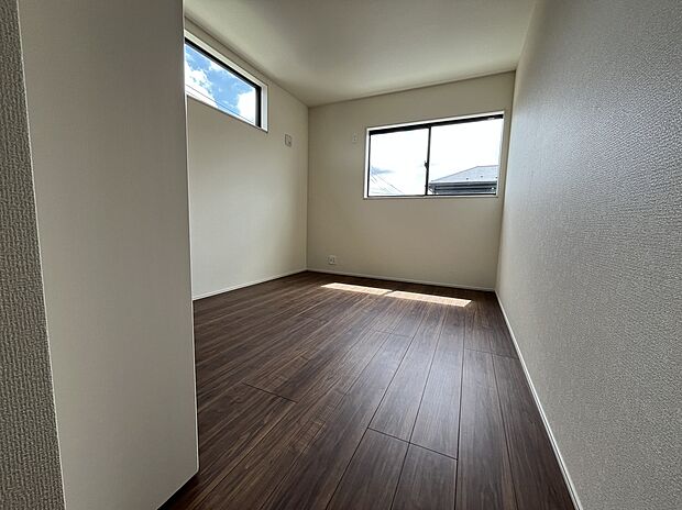 【全居室ペアガラス】全ての居室の窓にペアガラスを採用しています。外気温の影響を受けづらいので、一年を通して快適にお過ごしいただくことができます。