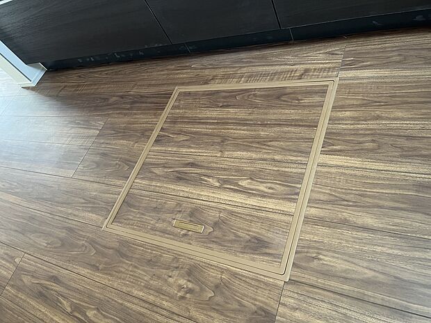 【床下収納】普段は使わない調味料や災害に備えた備蓄品などを収納できる床下収納。簡単には開かないので、小さなお子さまがいても安心です。また、普段は床下にあるので突然の来客があっても人目につかず、スッキリお使いいただけます。