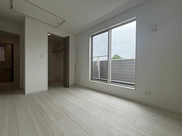 【全居室ペアガラス】全ての居室の窓にペアガラスを採用しています。外気温の影響を受けづらいので、一年を通して快適にお過ごしいただくことができます。