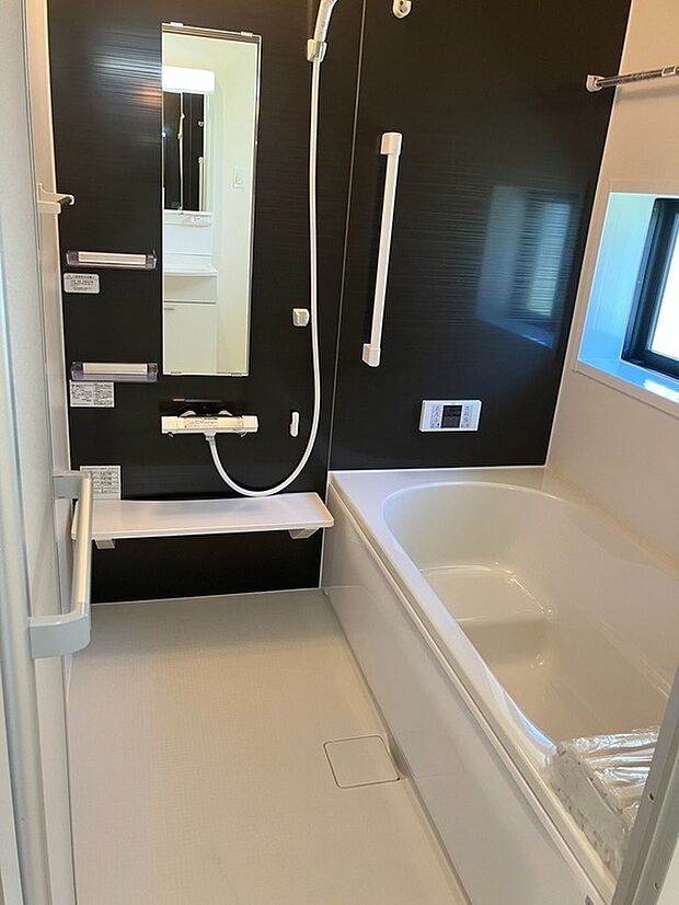 【浴室乾燥機】雨が続きやすい梅雨の時期や、洗濯物が乾きづらい冬などに活躍する浴室乾燥機能。急な洗濯物にも大変便利な機能です。物干し竿がついているので、ハンガーをそのままつるして乾かすことができます。