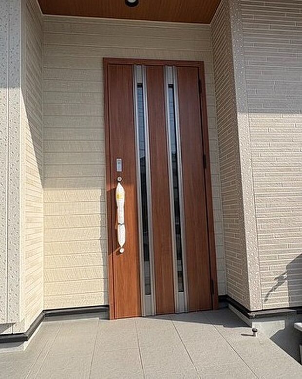 【安心のタッチキー】手がふさがっていても開けやすいタッチキーシステム。また、万が一に備えて物理キーとして、ティンブルキーも備えています。