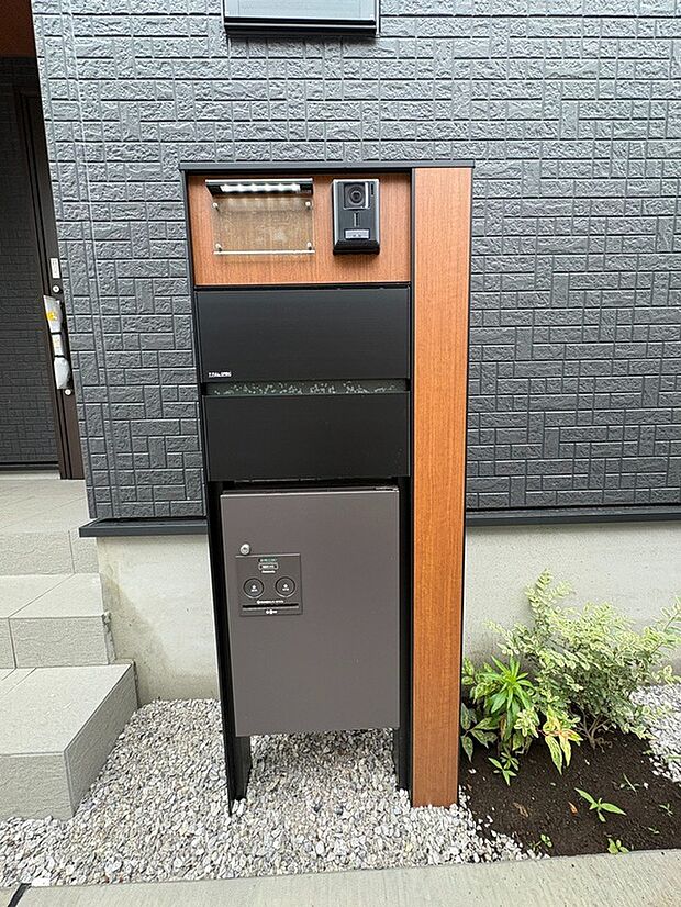 【宅配ボックス】防犯面で安心の宅配ボックスが標準装備です。小包や大きめの書類なども入れられます。