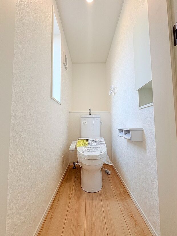【トイレにも嬉しい設備満載】収納やペーパーホルダー、タオル掛けなど充実の設備があるのでトイレも快適にお使いいただけます。