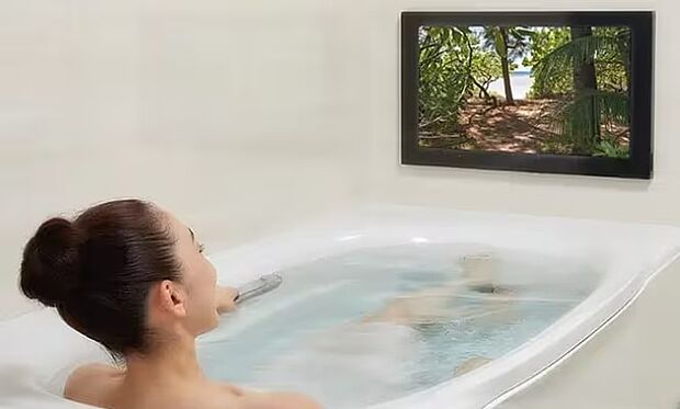 【ワンランク上のバスタイムを】浴室用カラーTVや天井設置型の防水スピーカーなど、一日の疲れをゆっくり癒すバスタイムをワンランク上の設備にしたい！というご要望も多くいただきます。バスルームにこだわってみませんか？