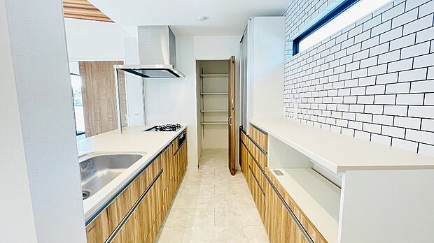 【キッチン】カップボード付き対面キッチンは、収納力と使い勝手を兼ね備えた理想の空間です。料理しながら家族やゲストとの会話を楽しむことができ、コミュニケーションが広がります。