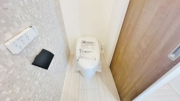 【タンクレストイレ】タンクレストイレ使用。落ち着きのあるデザインクロスで彩るトイレ空間。気品あふれる雰囲気が心を癒し、毎日のひとときに特別な彩りを添えます。あなたの生活に優雅さを。