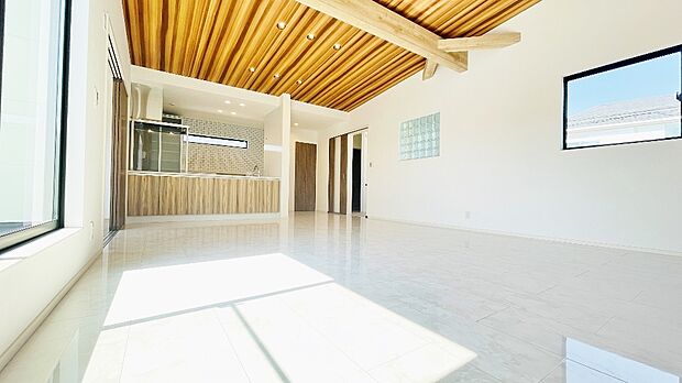 【リビング】機能性とデザイン性を兼ねそろえた理想の住まい。美しい外観やくつろぎの室内空間にふさわしい素材・形・色彩、上質感に満ちております。