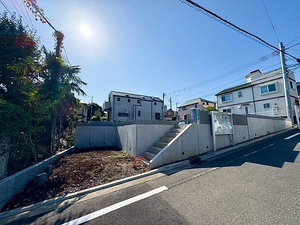 【現地写真】南側はスッキリ開放的ですので、太陽の光がさんさんと差し込む、陽当たりの良いロケーションです♪