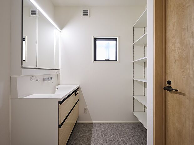 洗面脱衣所にはリネン庫を設置。タオルやパジャマを収納したり、洗濯物かごを置いたり、あると便利な収納を設けております！