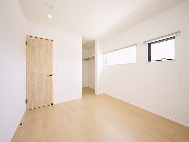 【主寝室】
お休みになる主寝室にはＷＩＣを併設。建具を付けないことにより常に換気が出来、大切なお洋服を湿気から守ります。