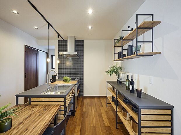 【キッチン】マットな質感と皮革のようなテクスチャーでキッチン空間のアクセントに。天然の鉱物と合成樹脂の合瀬により、天然鉱物のみでは実現できなかった、耐熱性・清掃性などを実現。