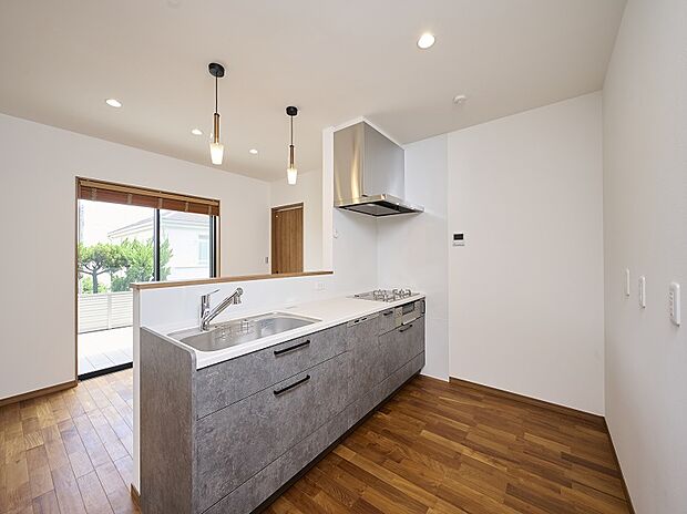 【タカラスタンダード「オフェリア」】汚れが付きやすいキッチンパネルや引き出しの底板も高品位ホーロー製で油も調味料のシミも水拭きで汚れが落ちるので、お手入れ簡単。45色のカラーから一棟一棟そのお家にあったお色味を選定。