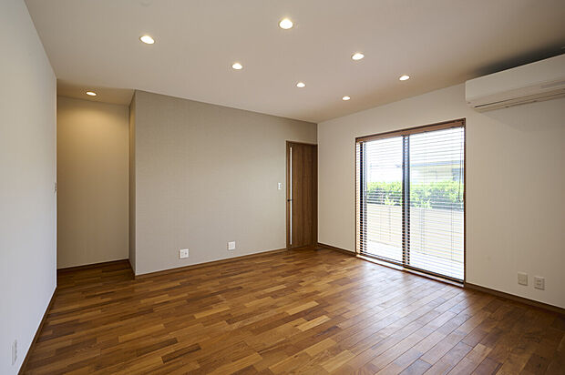 【2号地床材「TGチーク(複合フロア)」】経年美化による濃い木目調の美しさが特徴のチーク材。