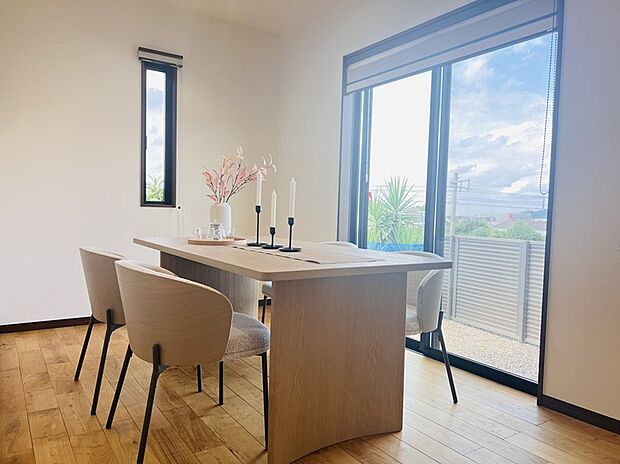 【【レガーレ古賀千鳥3号地】ダイニング】たっぷりの陽射しが差し込む明るいダイニング。大きな窓からは心地よい光と景色が広がり、家族の時間がもっと豊かに感じられる空間です。