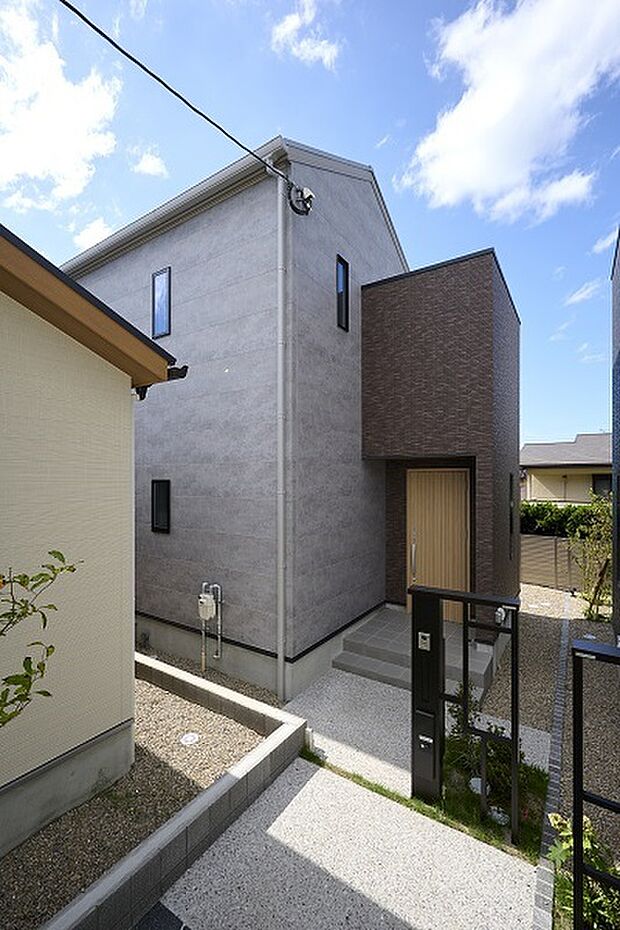 【レガーレ古賀千鳥】レガーレ古賀千鳥3号地~玄関ホール横にただいま手洗を設置。2階主寝室にウォークインクローゼットをはじめ、階段下を利用した収納など充実した収納量。18.2帖のLDKにリビング階段を設けました。