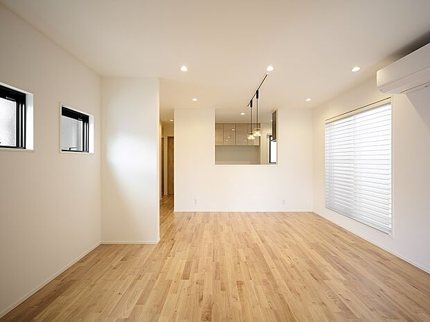 【【2号地】リビング】約18.5帖のLDKにはインテリアになじみやすく、お部屋を明るい表情にする無垢床材「樺桜」。無垢材は木本来の作用が失われず、木が呼吸し調湿するため、夏のべたつきや、冬のヒヤッとを軽減してくれます。