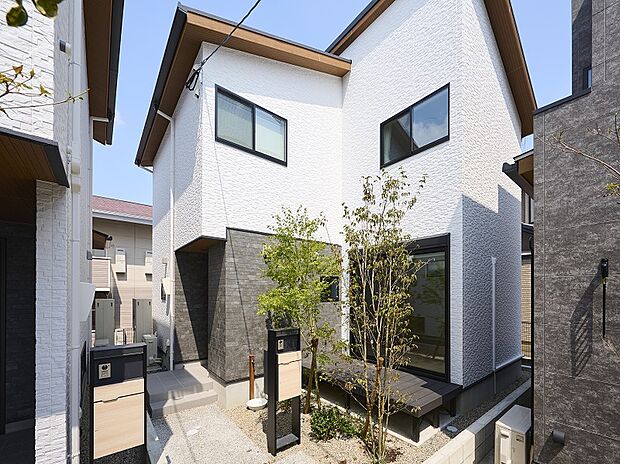 【レガーレ大野城大池５号地～家族の暮らしを整える住まい～】玄関ホールからそのまま脱衣所に行ける生活動線。突然の雨に濡れた時やアウトドアなどの帰りに便利です。お部屋を清潔に保つことができます。２Ｆには家族の物をまとめて収納できるＷＩＣを設置。