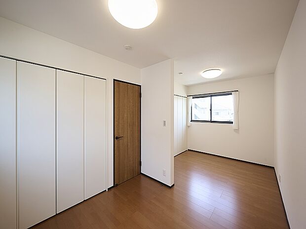 【【レガーレ大野城大池２号地洋室】2ドア1ルーム】子ども部屋としてお使いいただける洋室は２ドア１ルームとなっておりますので、お子様の成長にあわせて間仕切りが可能なつくりとなっております。もちろん収納・照明なども２つずつ設けております。