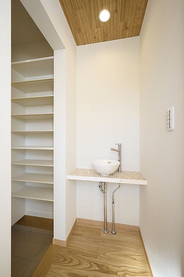 【【手洗い器】玄関ただいま手洗い】玄関には帰宅後すぐに手を洗うことができる手洗い器を設置しております。