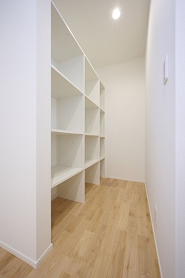 【【レガーレ大野城大池４号地】交流が自然と生まれる家】キッチン横とつながるパントリーは使い勝手◎。収納力も申し分なしで高さのあるものでも収納可能です！