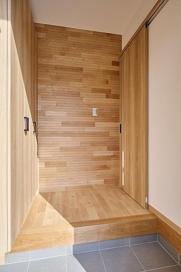 【【1号地】床材】ホールの床には、無垢床材の「樺桜」を使用。無垢材は木本来の作用が失われず、木が呼吸し調湿するため、夏のべたつきや、冬のヒヤッとを軽減してくれます。