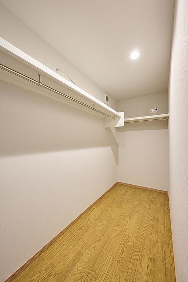 【【1号地】WIC】寝室に隣接した広々ウォークインクローゼットには枕棚とハンガーパイプを設置。お洋服や趣味のアイテムなど、収納量抜群です♪