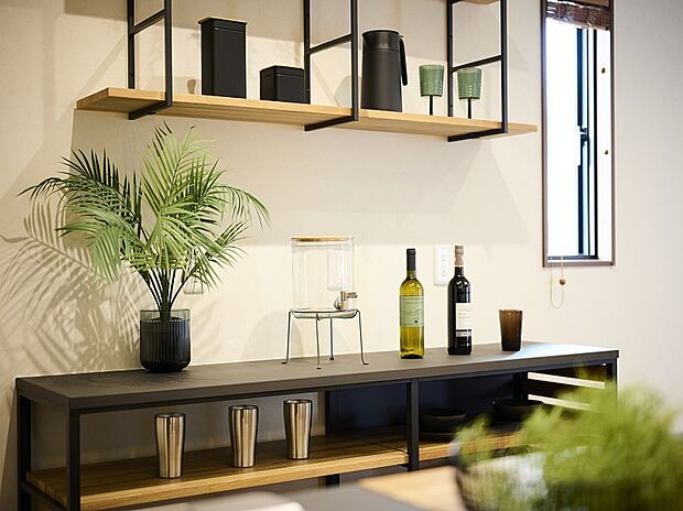 【【カップボード】WOODONE~無垢の木の収納~】キッチンと同じメーカーのカップボードを据え付けることによりキッチンの統一感が図られて空間の印象も向上します。