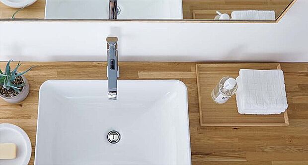 【【洗面化粧台】WOODONE~無垢の木の洗面化粧台~】無垢の木のやさしさをサニタリー空間にまで広げる「無垢の木の洗面台」。シンプルで洗練された無垢の木のカウンターが美しい《オープンタイプ》、タイルや人工大理石に無垢の木を組み合わせた《ユニットタイプ》で、一日の始まりと終わりを穏やかに演出します。