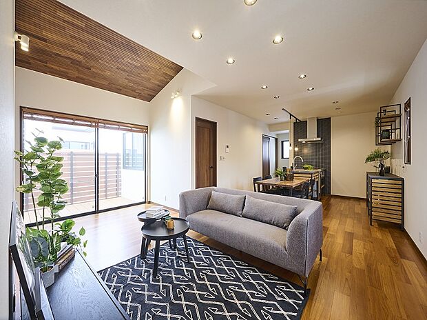 【【レガーレ西福間1号地】リビング】【リビング/1号地】床材には「チーク」の突板を施工。突板は表面が無垢材で施工されており、木本来の作用が失われず、木が呼吸し調湿するため、夏のべたつきや、冬のヒヤッとを軽減してくれます。