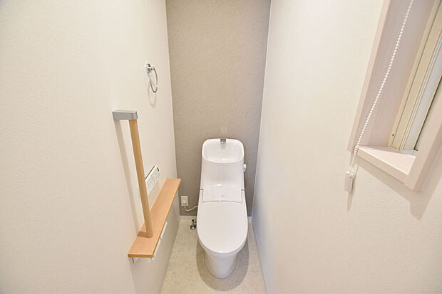 【【トイレ】1号地】2階トイレ　トイレ　落ちるンです。「アクアセラミック」従来の衛生陶器ではできなかった「ガンコな水アカ」も「汚れ」もどちらも落とせる、お掃除ラクラクな衛生陶器です。