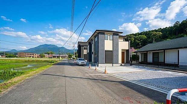 【前面道路含む現地写真】ゆったりとした5.83m幅の道路をはさんでいることで陽射しを遮られることなくとても明るいです。